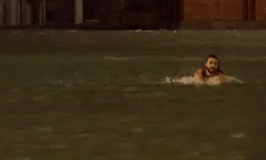 Triều cường lịch sử “nhấn chìm” Venice, người dân bơi trên đường phố