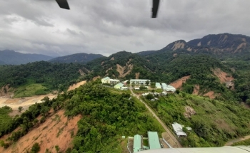 Sạt lở ở Phước Sơn: Trực thăng thả chuyến hàng đầu tiên xuống vùng cô lập