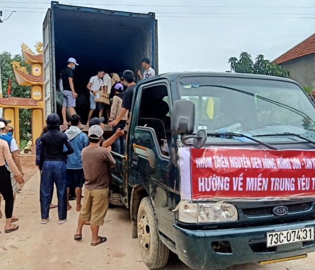 Quảng Bình: Khách sạn, quán cơm “0 đồng” và những chuyến xe chở hàng cứu trợ miễn phí