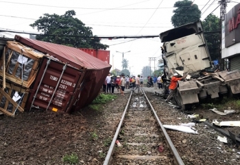 Xe container bị tàu hỏa tông đứt đôi