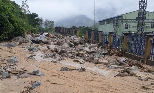 Bình Định: Lũ lớn xô sập nhà điều hành thủy điện, 1 xã bị chia cắt