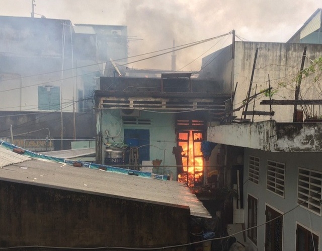Bình Định: Liên tiếp 2 nhà dân bốc cháy trong bão số 12