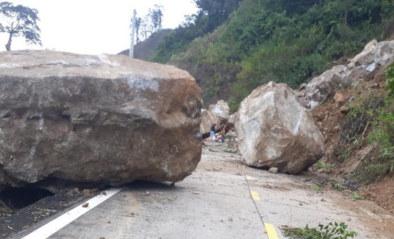 Kon Tum: Hãi hùng những tảng đá khổng lồ lăn từ trên núi xuống đường