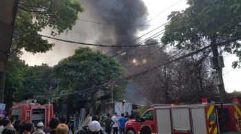 Hà Nội: Bãi phế liệu bốc cháy ngùn ngụt, 1 chiến sĩ cứu hỏa bị thương