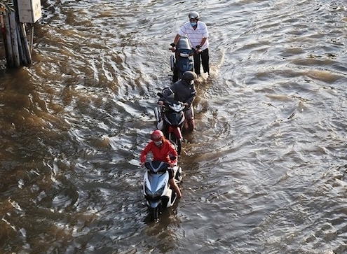 TP Hồ Chí Minh: Người dân vất vả vì triều cường đạt đỉnh hơn 1,7m