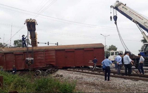 Tàu hỏa trật bánh khỏi đường ray, 2 toa tàu bị văng ra ngoài