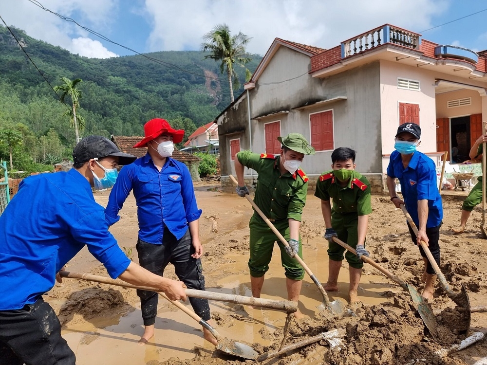 Quảng Nam, Bình Định tập trung lực lượng khắc phục sự cố sạt lở sau mưa