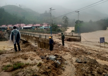 Mưa lớn gây sạt lở, Quảng Nam sơ tán dân khẩn cấp