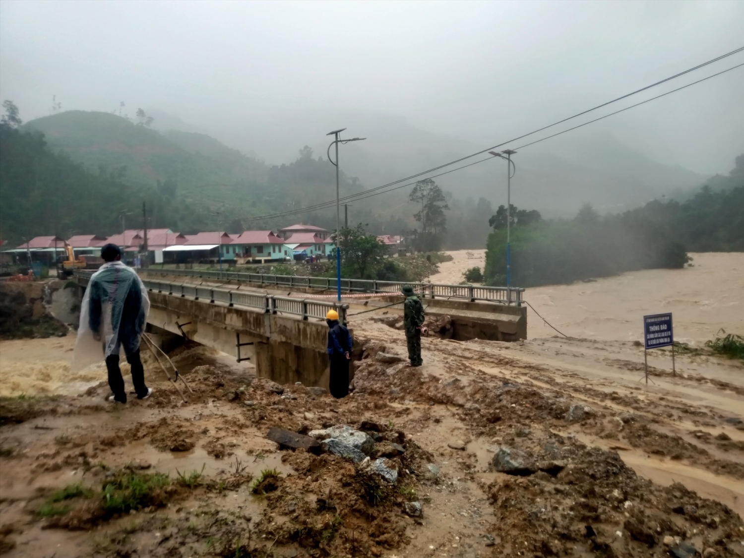 Mưa lớn gây sạt lở, Quảng Nam sơ tán dân khẩn cấp