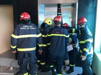 Hà Nội: Giải cứu 38 người mắc kẹt trong thang máy