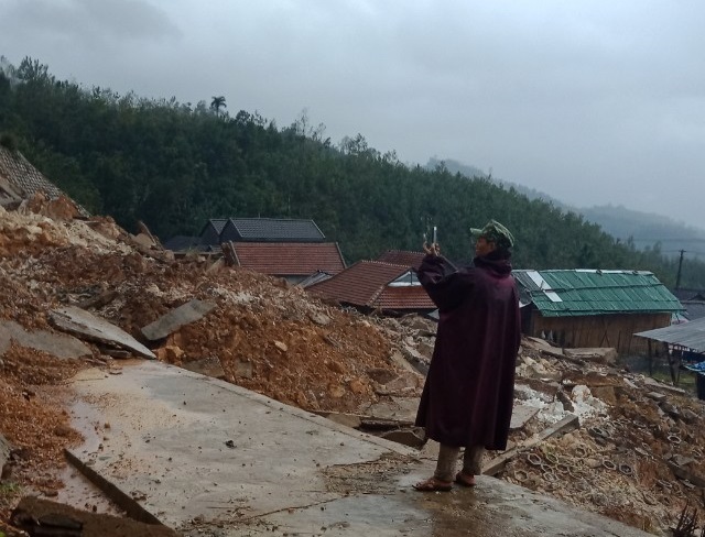 Lại sạt lở núi ở Quảng Ngãi, người dân 3 thôn bị cô lập