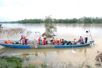 Hàng trăm hộ dân sống giữa sông Thu Bồn mong lắm một cây cầu