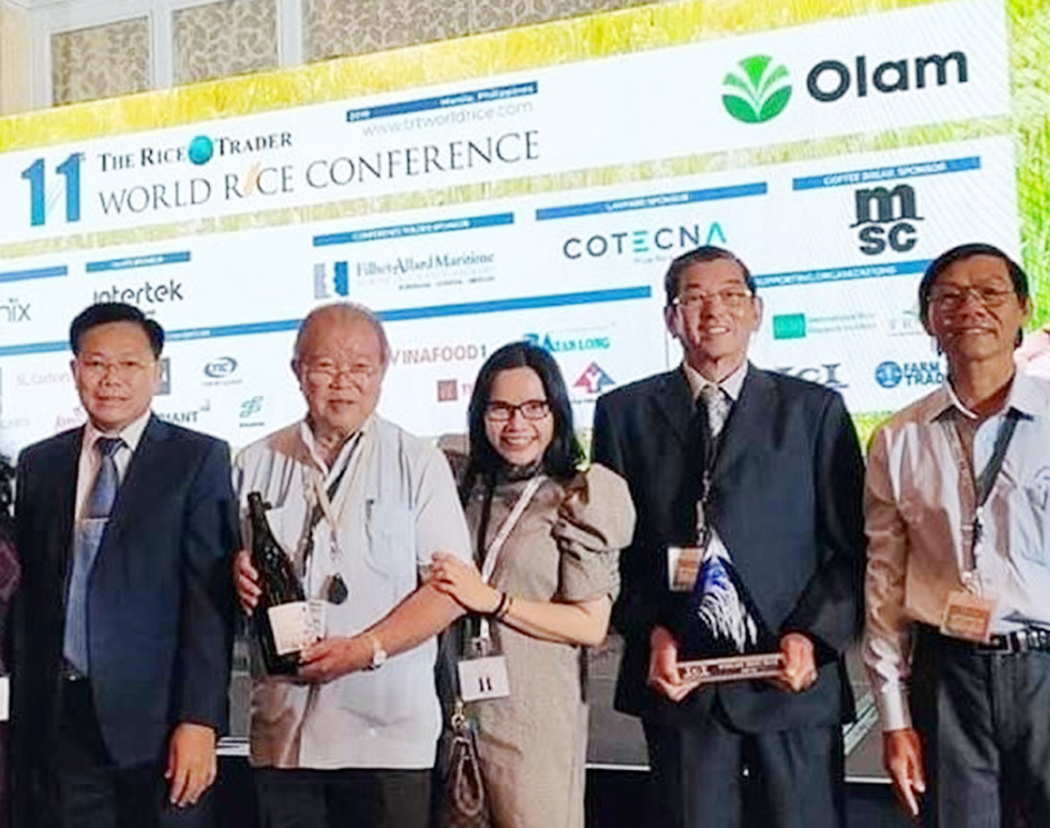 Kỹ sư Hồ Quang Cua (thứ hai từ phải sang) nhận giải gạo ngon nhất thế giới năm 2019.