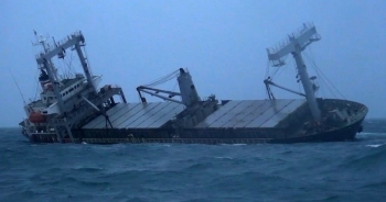 Cận cảnh tàu Panama chở 7.800 tấn hàng chìm trên biển Phú Quý