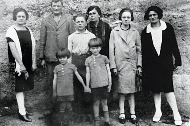 Cardin hàng đầu tiên, bên trái chụp ảnh bên gia đình năm 1924 trước khi di cư sang Pháp. Ảnh PIERRE CARDIN ARCHIVES