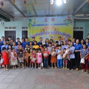 Đoàn thanh niên BSR tặng quà Trung thu cho các trẻ em khó khăn