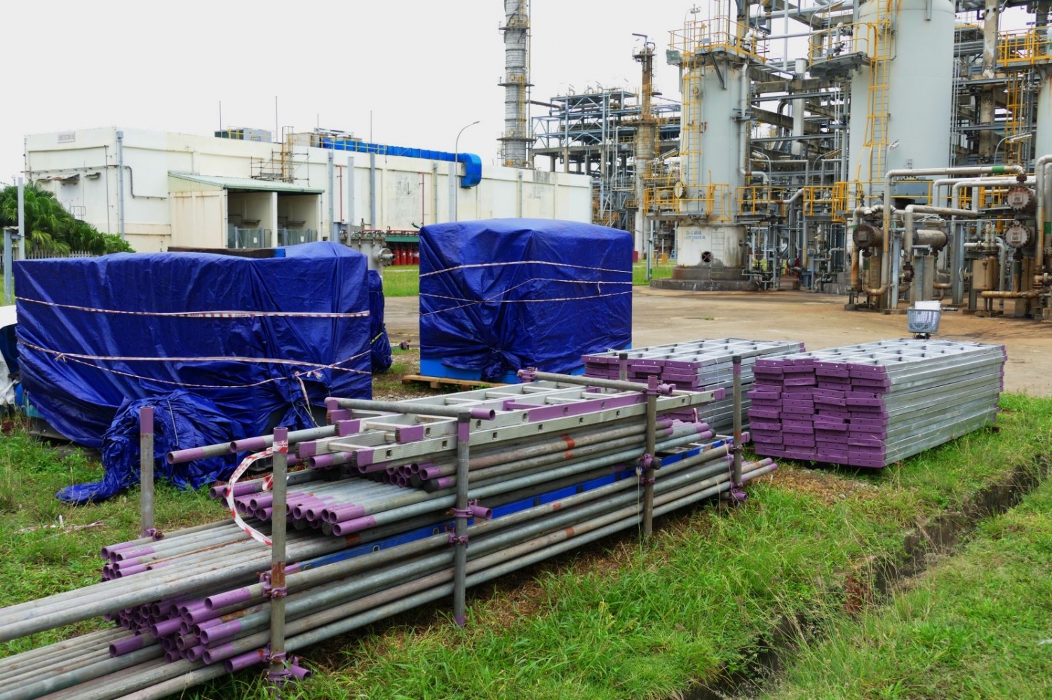 [Chùm ảnh] Nhà máy lọc dầu Dung Quất chuẩn bị ứng phó với cơn bão Noru