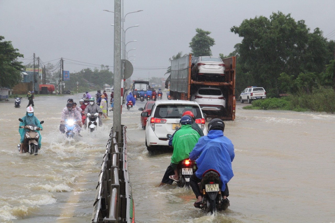 Cấm xe trên QL1A di chuyển về hướng tâm bão tại Quảng Nam - Đà Nẵng