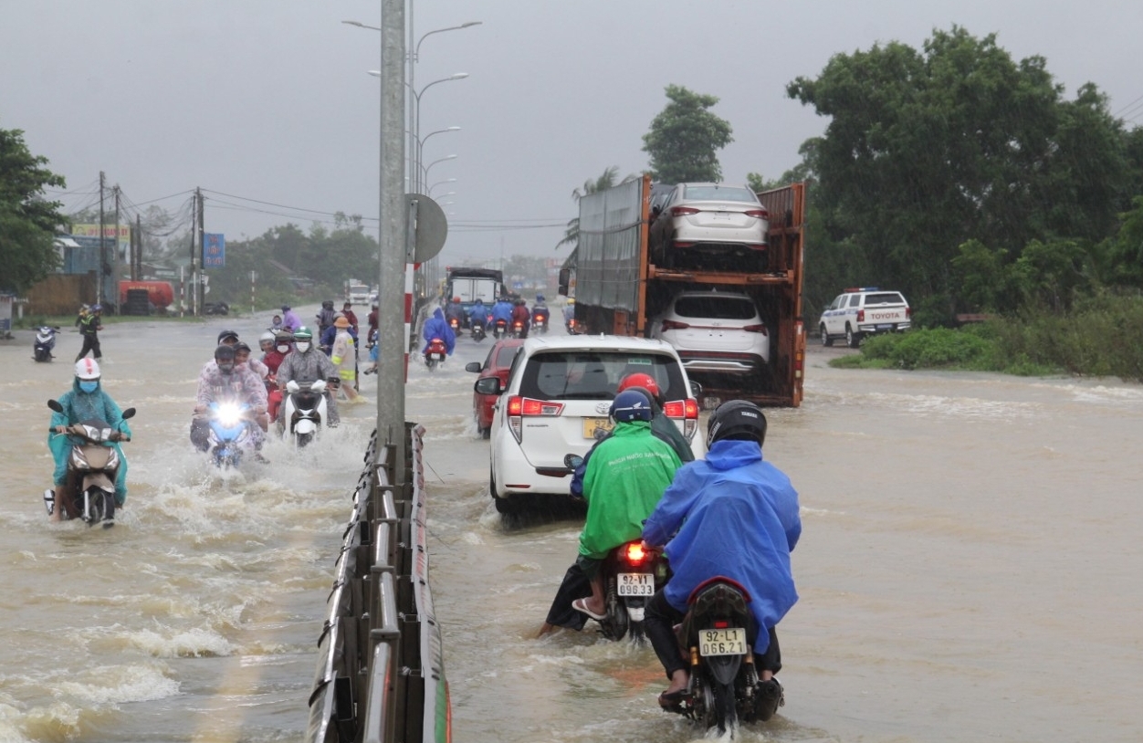 Cấm xe trên QL1A di chuyển về hướng tâm bão tại Quảng Nam - Đà Nẵng