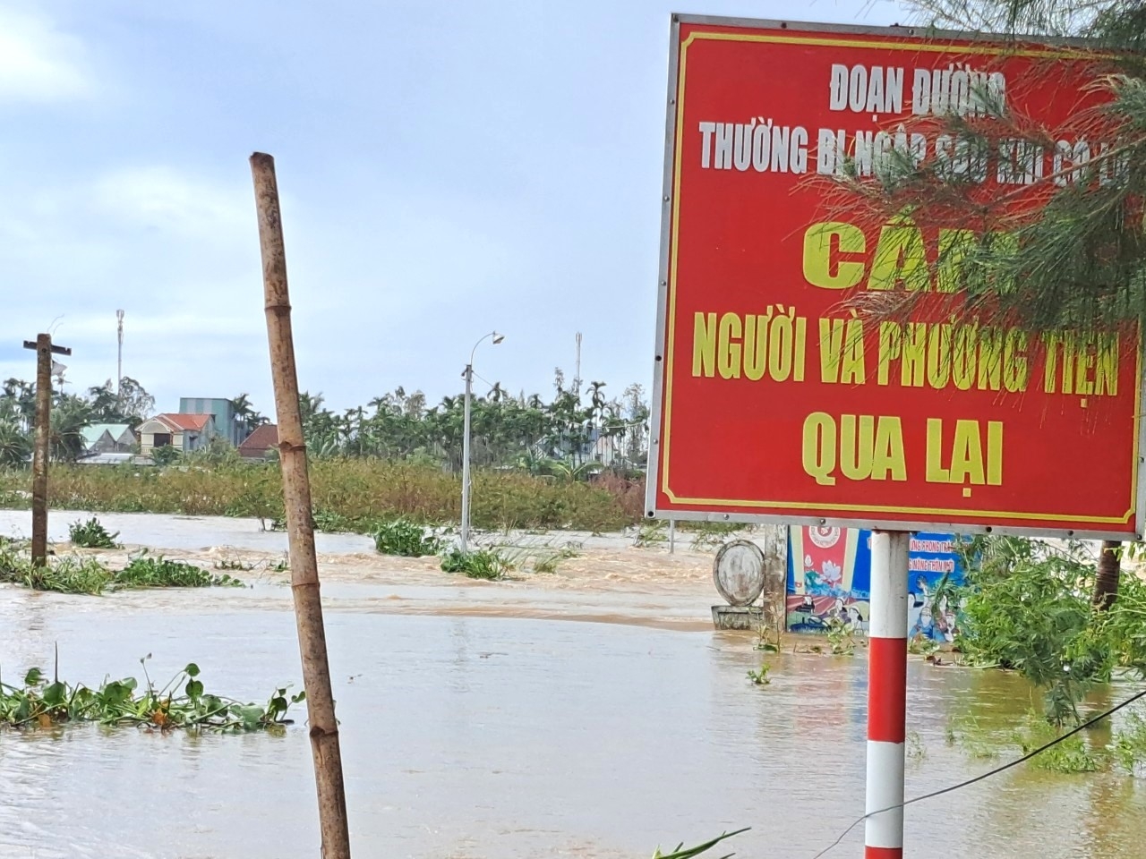 Gần 2.300 người dân Quảng Nam bị cô lập hậu bão Noru
