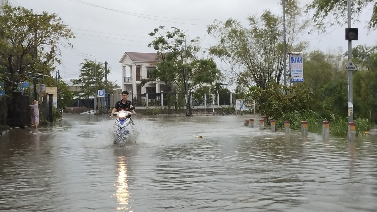 Mưa lớn kéo dài, nhiều tuyến đường ở Quảng Nam tê liệt