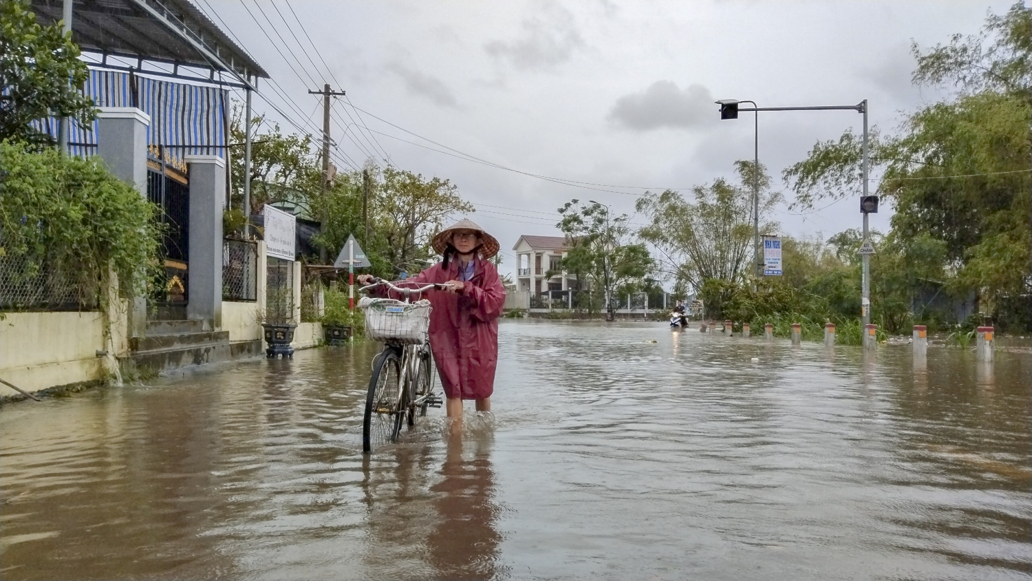 Mưa lớn kéo dài, nhiều tuyến đường ở Quảng Nam tê liệt