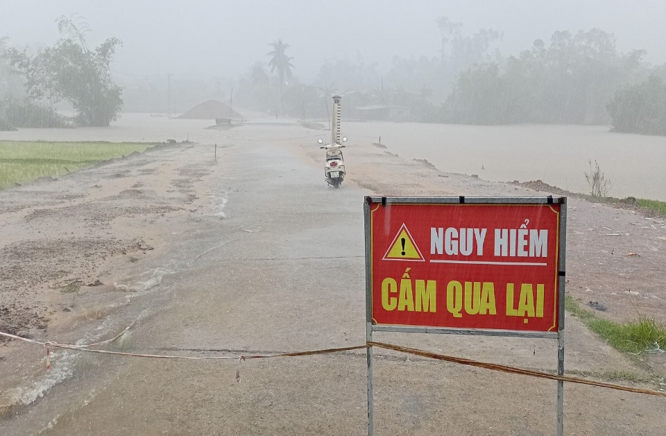 Mưa lớn kéo dài, nhiều tuyến đường ở Quảng Nam tê liệt