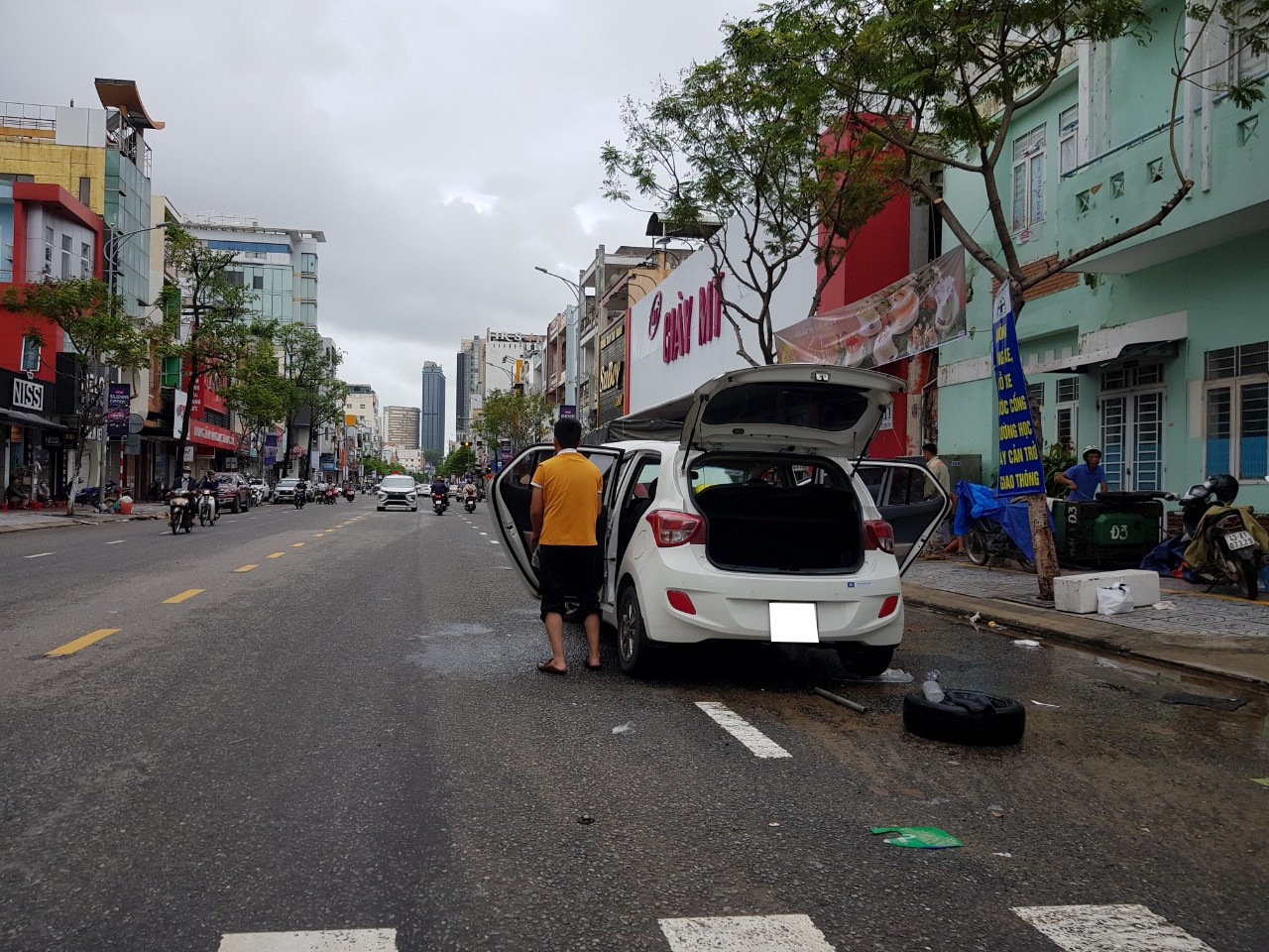 Hàng loạt ôtô hỏng bị bỏ lại trên đường sau trận ngập nặng tại Đà Nẵng