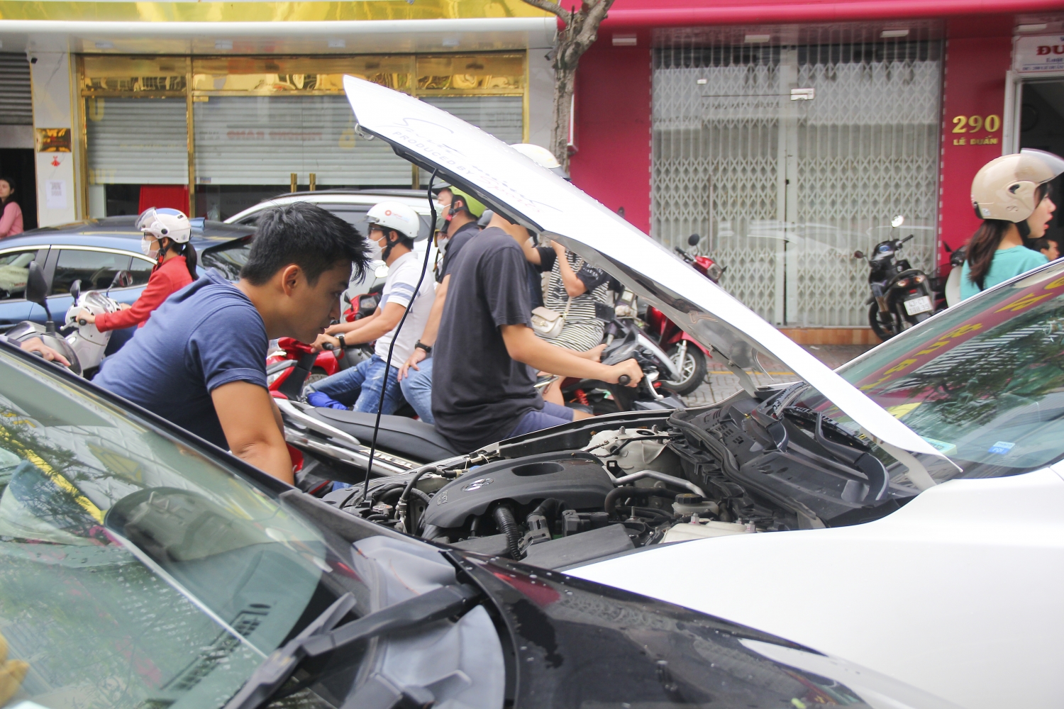 Hàng loạt ôtô hỏng bị bỏ lại trên đường sau trận ngập nặng tại Đà Nẵng
