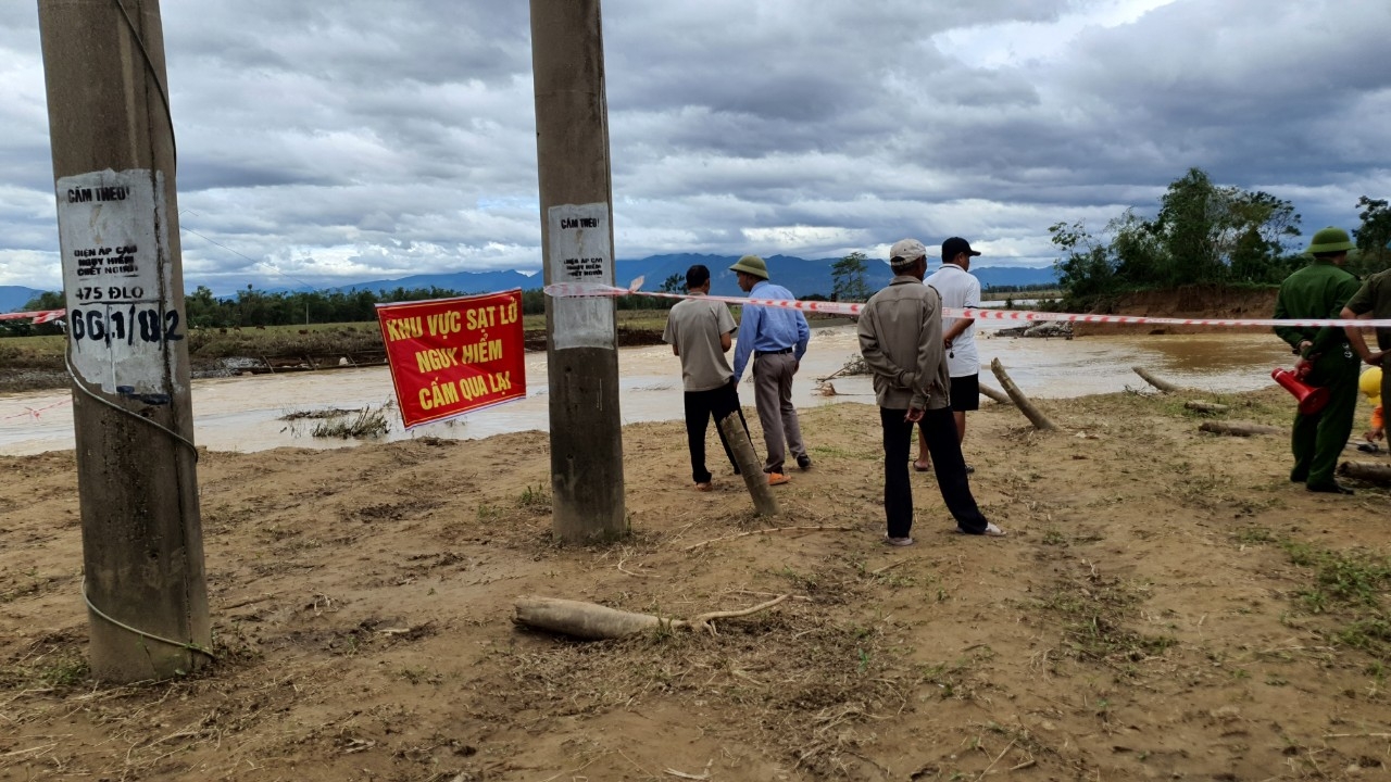 Quảng Nam: Người dân thấp thỏm lo sợ vì bờ sông sạt lở