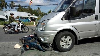 Tin tức 12/2: Xe máy lọt gầm ô tô khách, một người thoát chết trong gang tấc