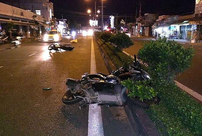 tin tuc 2610 xe may boc chay tren cau chuong duong