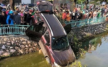 Tin tức 17/12: Tài xế say xỉn lái xe ô tô lao xuống hồ Trúc Bạch