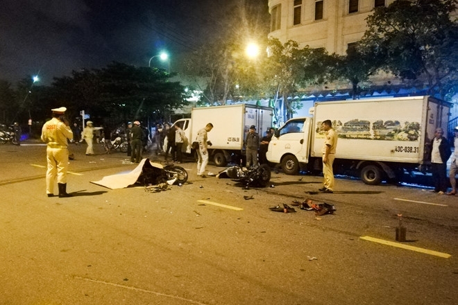 tin tuc ngay 2712 nam tai xe than nhien di ve sinh ngay tren duong cao toc ha noi hai phong