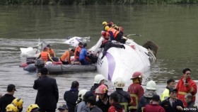 Máy bay Đài Loan lao xuống sông, hàng chục người thương vong