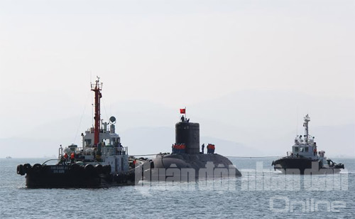 Tàu ngầm Hà Nội được các tàu hộ tống của Hải quân lai dắt cập cảng