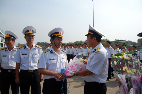 Đại diện lãnh đạo Vùng 2 Hải quân chúc mừng đoàn công tác hoàn thành nhiệm vụ thăm và chúc Tết các nhà giàn