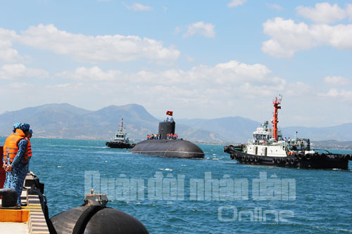 Tàu ngầm 184 Hải Phòng đang tiến vào cầu cảng