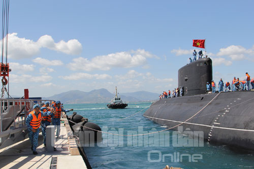 Tàu ngầm 184 Hải Phòng chuẩn bị cập cảng