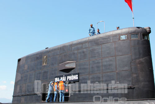 Thủy thủ kíp Tàu số 1 gắn biển Hải Phòng khi tàu cập cảng