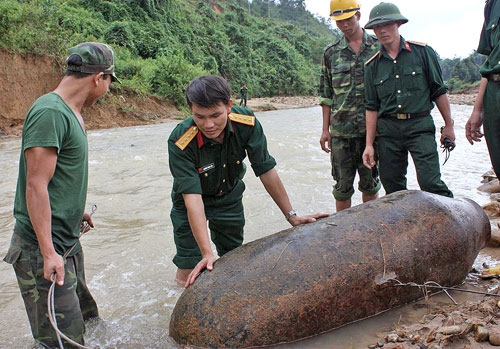 Ban Công binh Bộ chỉ huy Quân sự tỉnh Thừa Thiên - Huế thu gom và đưa đi phá hủy quả bom nặng 2.000 cân Anh tại xã Hồng Kim, huyện A Lưới.
