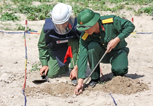 Trung tâm Công nghệ xử lý bom mìn Binh chủng Công binh tiến hành rà phá bom, mìn, vật nổ tại tỉnh Quảng Nam.
