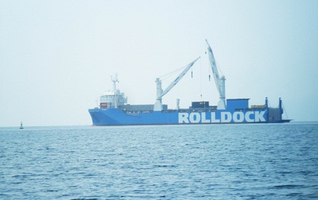  Tàu vận tải siêu trọng Rolldock Star (Hà Lan) về đến Cam Ranh lúc 19h ngày 19/3.
