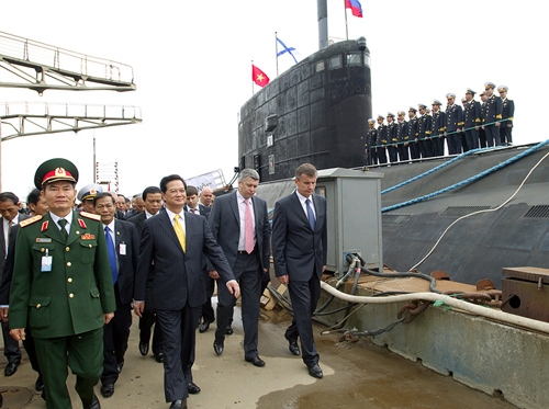 Chùm ảnh: Thủ tướng Nguyễn Tấn Dũng kiểm tra tiến độ thử nghiệm tàu ngầm Hà Nội