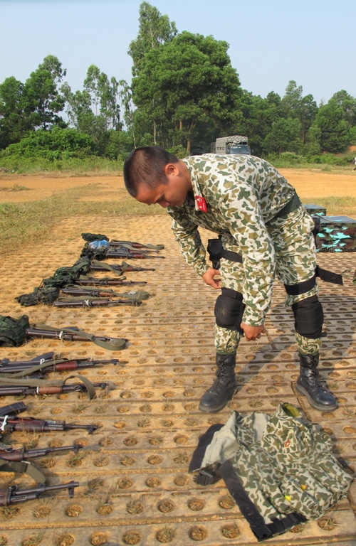 Chiến đấu viên Phạm Quang Huy (Đoàn 1 đặc công biệt động)mang đeo trang bị trước khi làm nhiệm vụ.