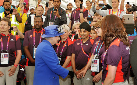 Nữ hoàng Anh Elizabeth II gặp gỡ các tình nguyện viên ở làng VĐV