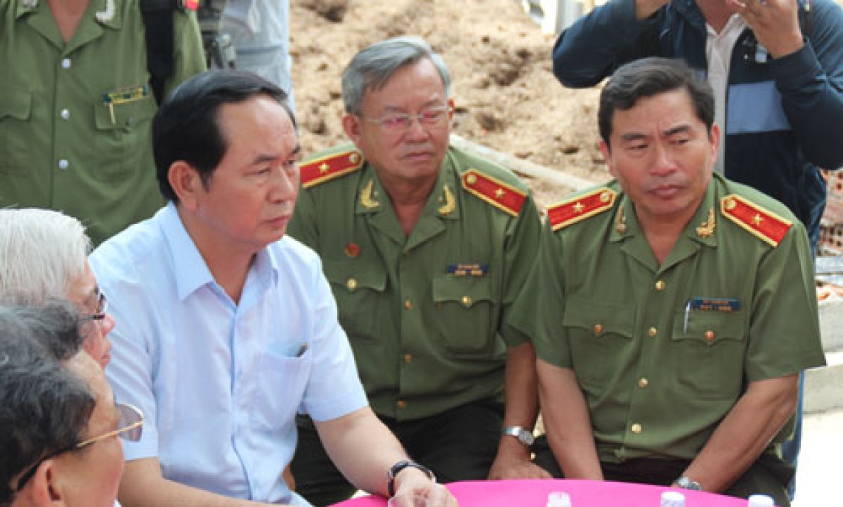 Bộ trưởng Trần Đại Quang khảo sát hiện trường, thăm hỏi gia đình nạn nhân.