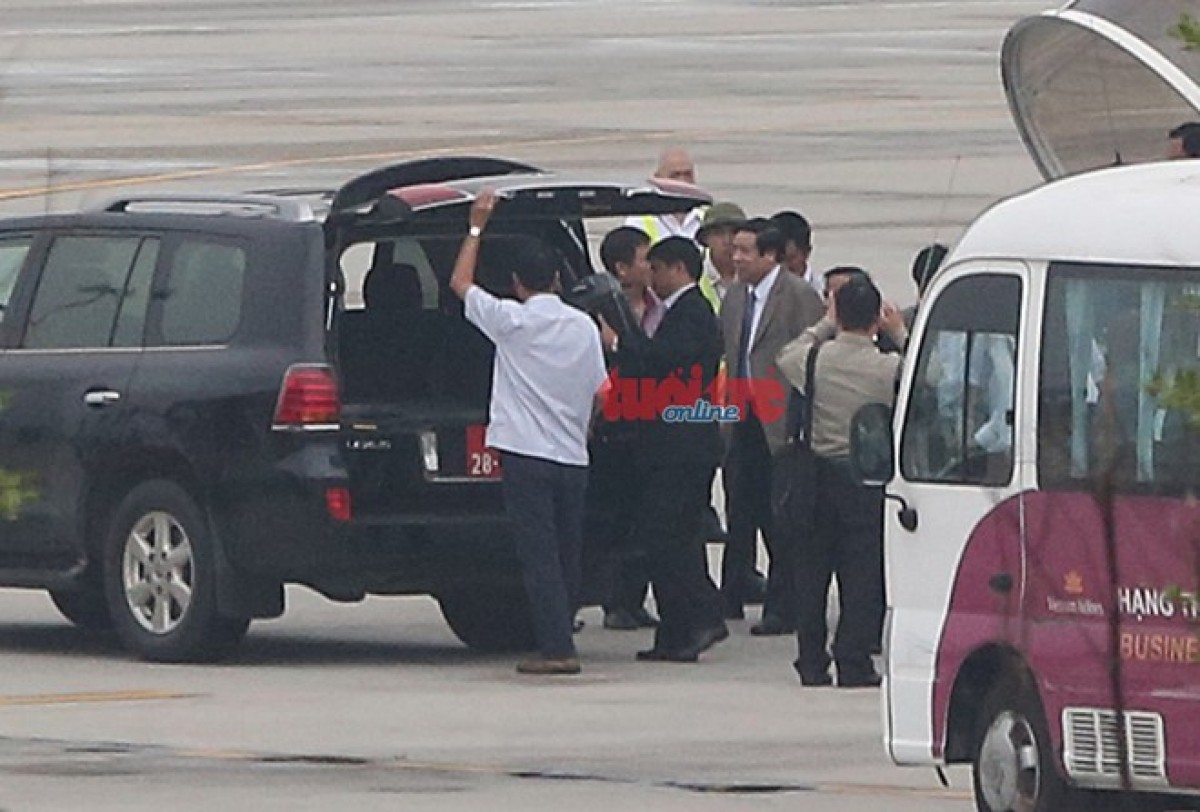 Bộ trưởng Phùng Quang Thanh chuẩn bị lên xe. (Ảnh: Việt Dũng - Tuổi trẻ)