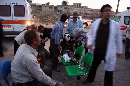Những người bị thương được điều trị ngay bên ngoài một bệnh viện ở thị trấn Ahar.