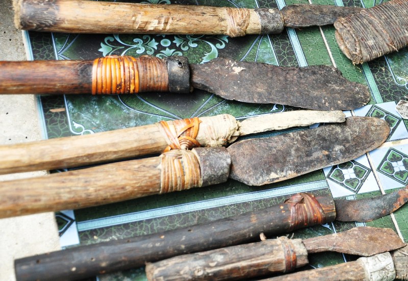 Từ những mảnh sắt nhặt được trong rừng, anh Loang chế tạo thành những dụng cụ như dao, rựa...